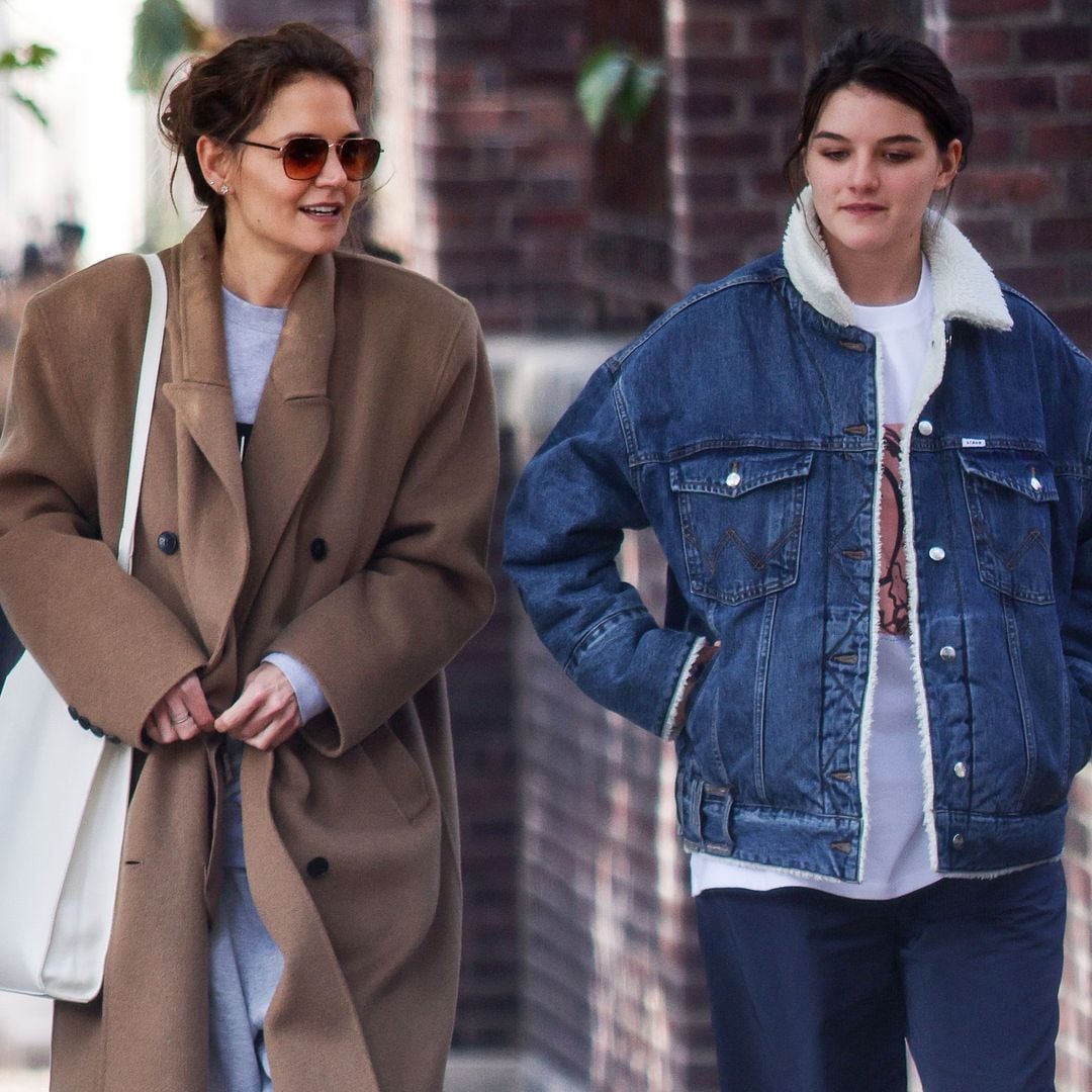 A su regreso de la universidad, Suri Cruise pasea por las calles de Nueva York con mamá, Katie Holmes