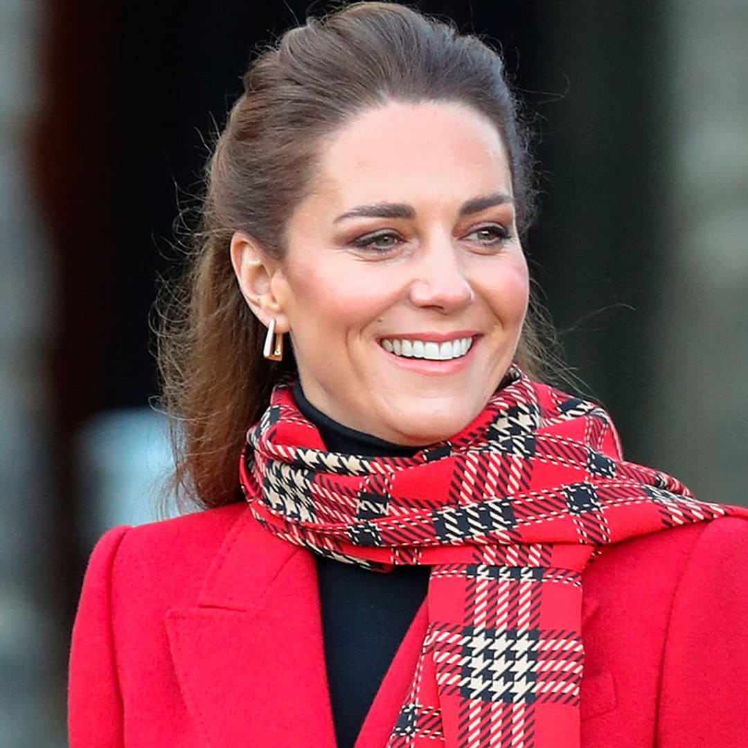 Kate Middleton se supera en la 'Royal Train' con su look de doble estampado