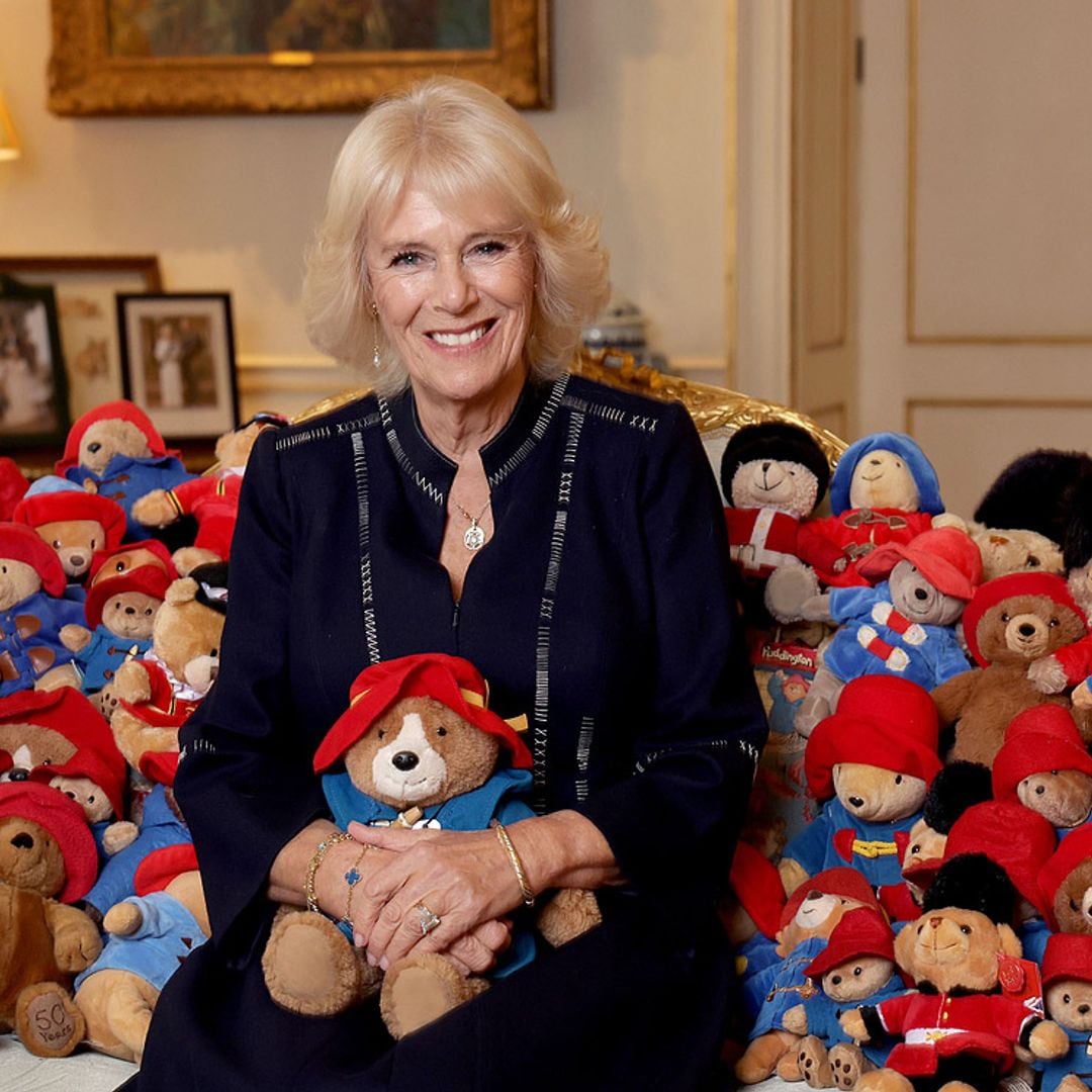 ¿Qué hace la reina Camilla rodeada de ositos Paddington? Esta es la razón de la llamativa imagen