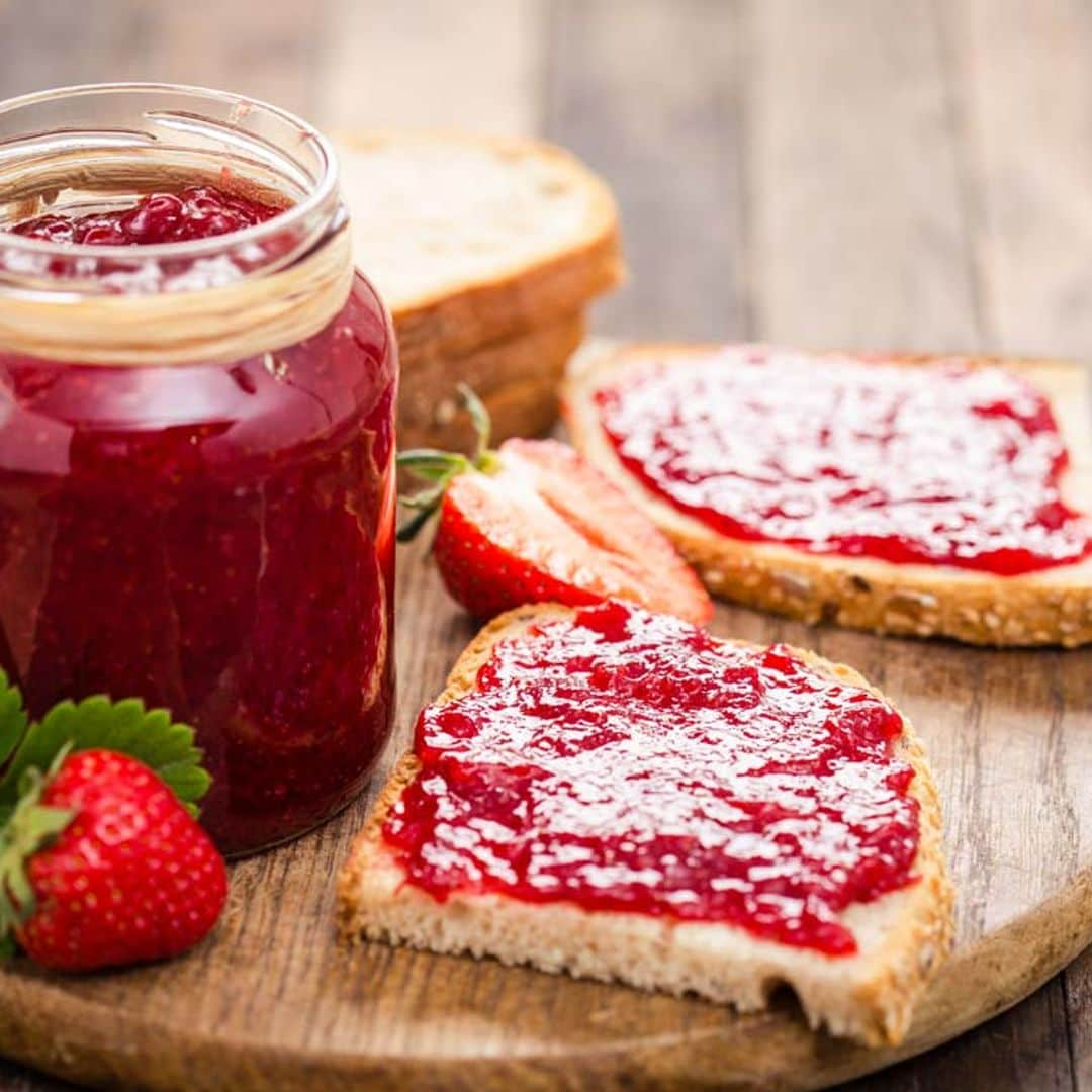 Mermelada casera de fresas con tostadas