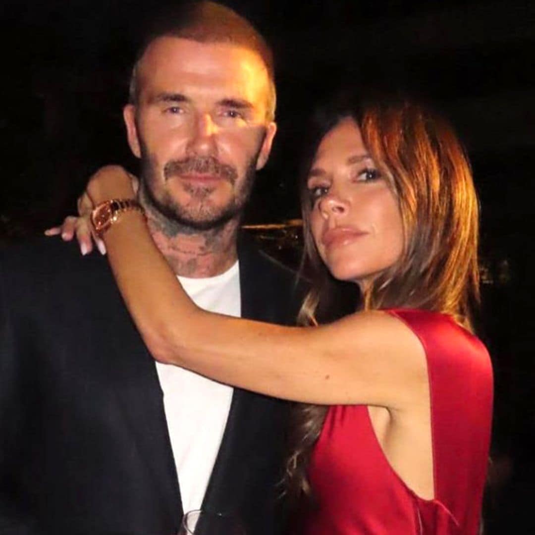 El truco de Victoria Beckham para seguir llevando sandalias de tacón en pleno otoño