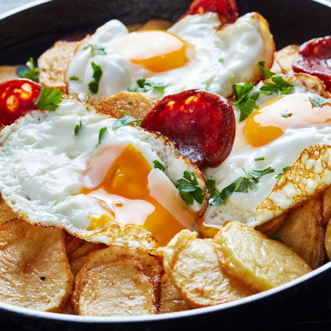 Sartenada de patatas con chorizo y huevos a la plancha