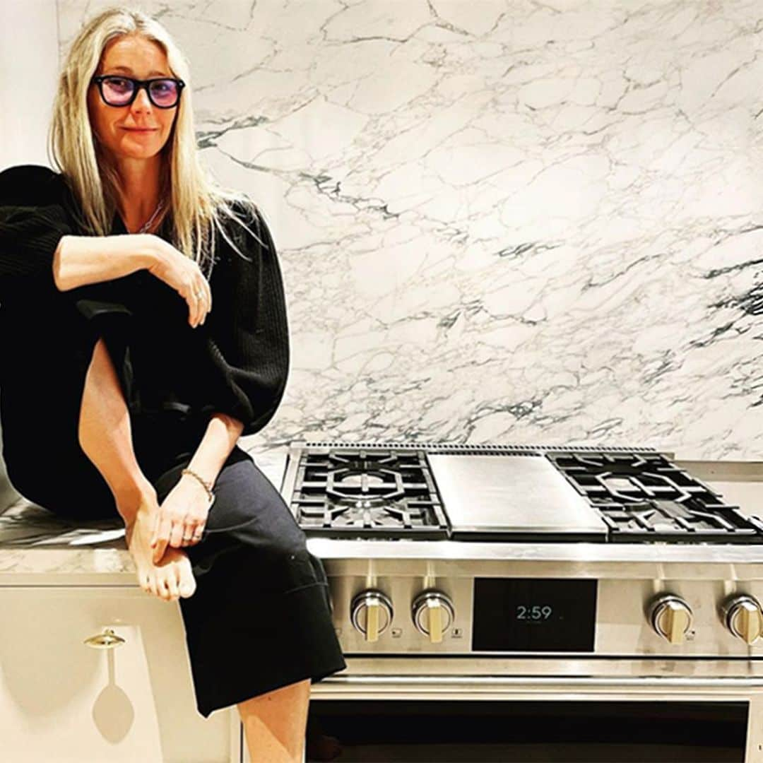 No te pierdas a Gwyneth Paltrow cocinando la tortilla de patata que le enseñó a hacer su 'madre española'