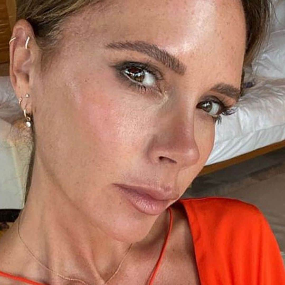 El colorete efecto frío es el mejor truco antiedad de Victoria Beckham