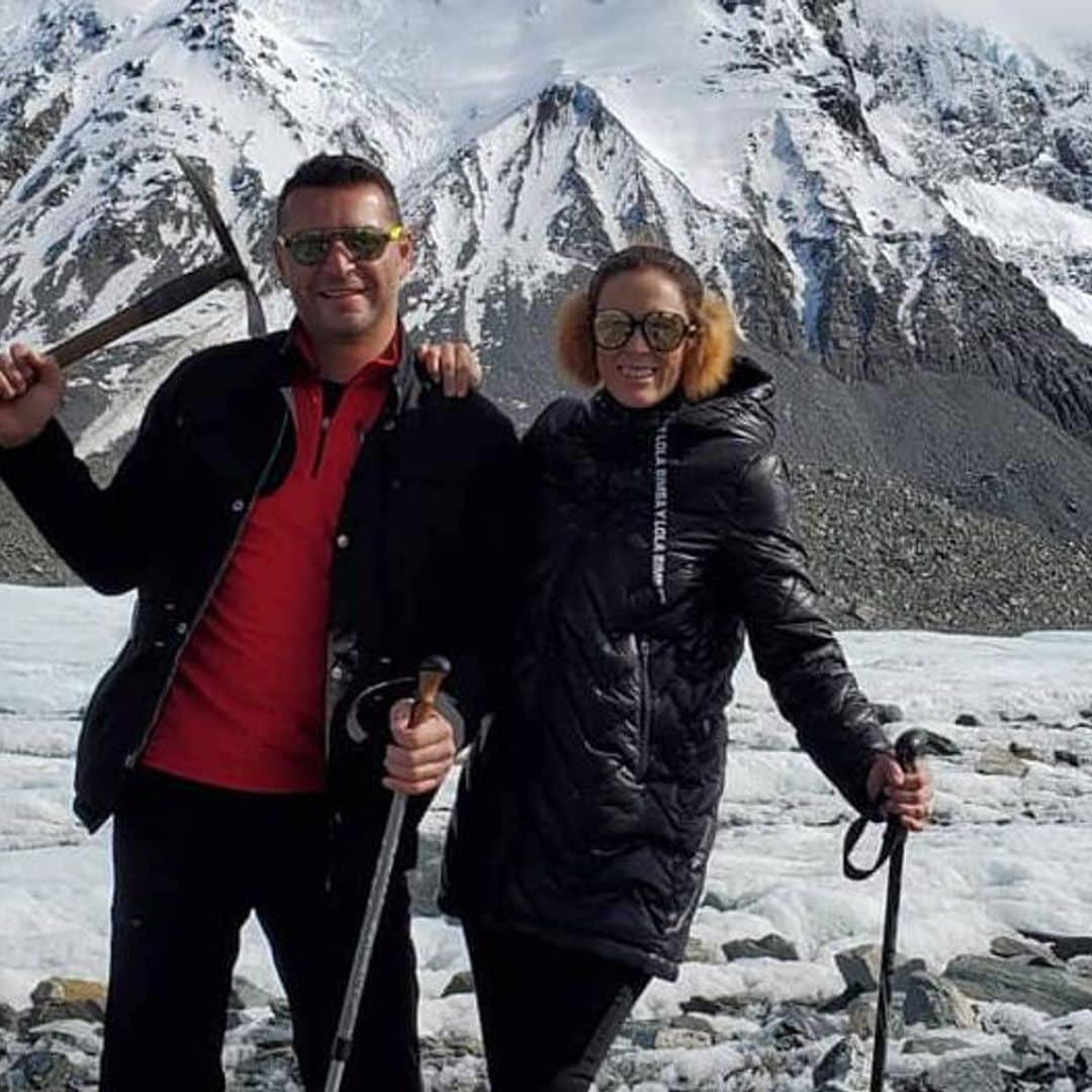 ¡De corazón aventurero! ‘Jacky’ Bracamontes explora un glaciar con su esposo