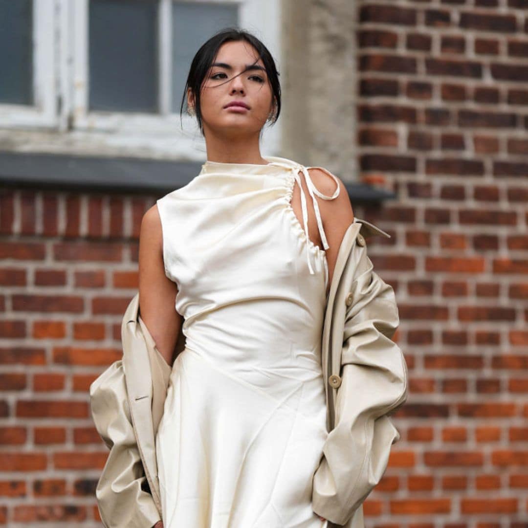 Seis trucos de estilo con los que sacar partido al vestido blanco en los últimos días de verano