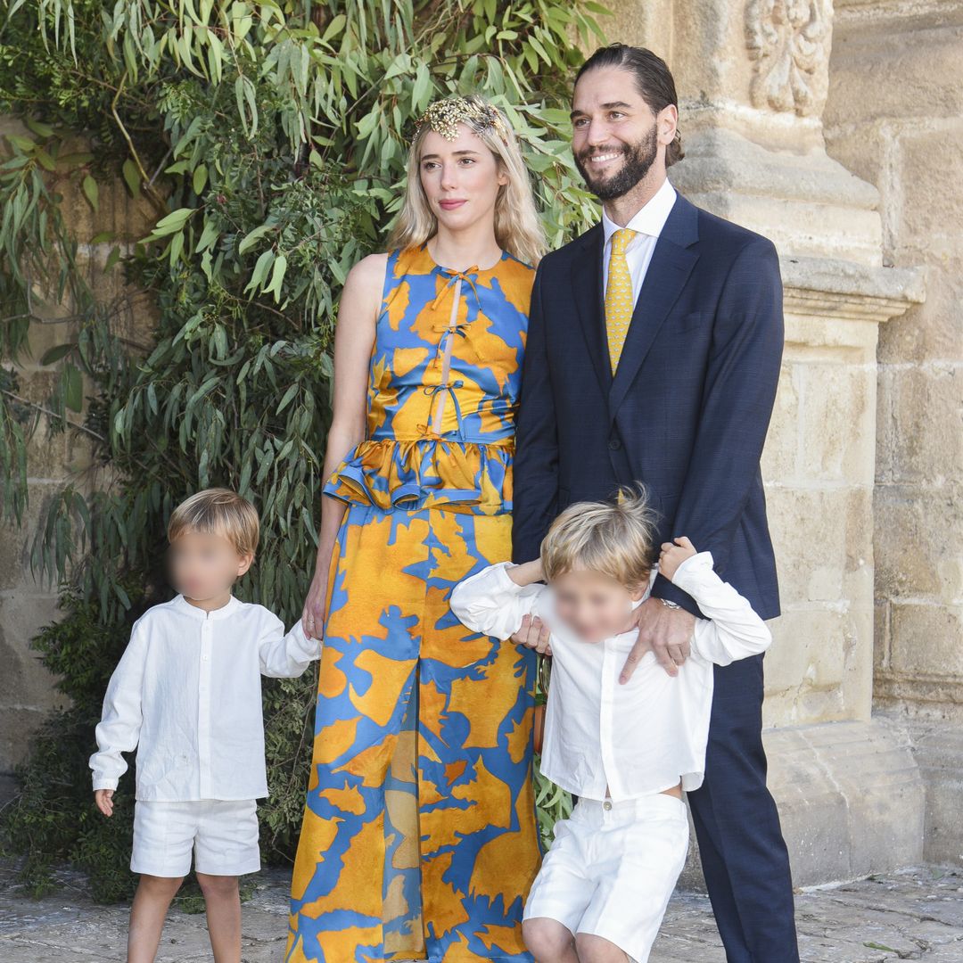 The artist and influencer Lulú Figueroa Domecq with her husband, Adrián Saavedra, and their two children: Ciro and Lucio