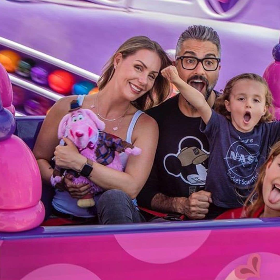 Jaime Camil pasa unas mágicas vacaciones con su familia en Disneyland