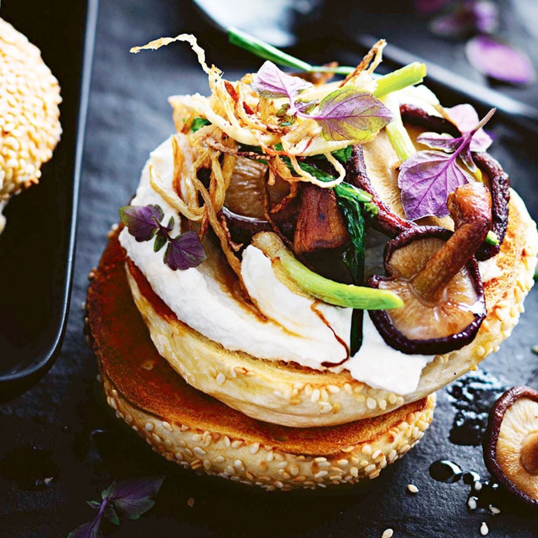 Hamburguesa de verduras con 'tofunesa' y jengibre crujiente