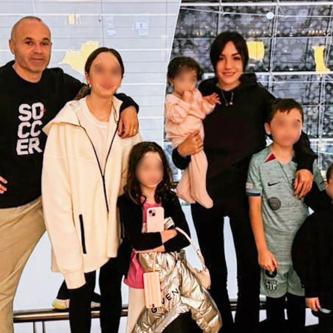 Andrés Iniesta presume de familia numerosa en su regreso a Japón