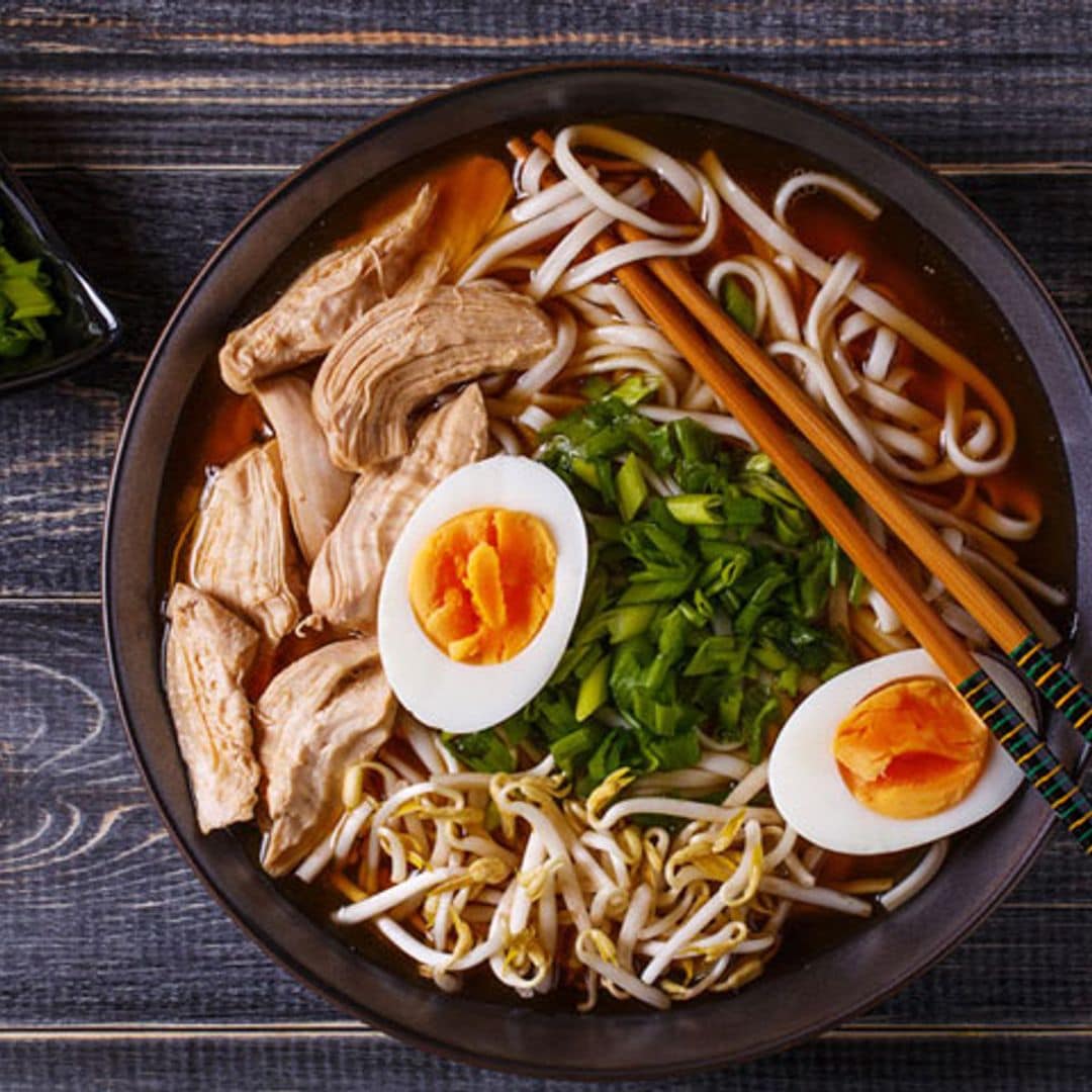 Ramen de pollo y huevo con cebollino y soja