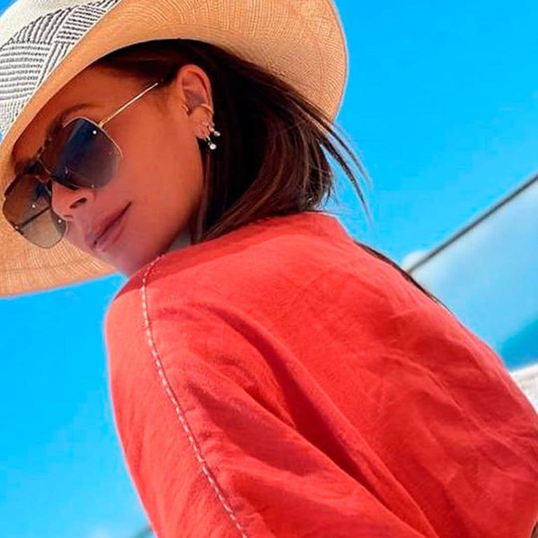 El posado de Victoria Beckham con el look que veremos de Miami a Marbella