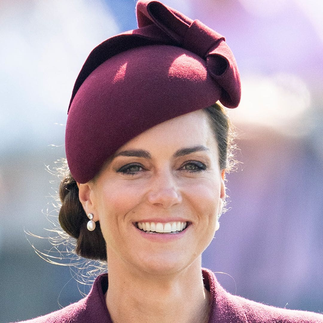 Kate Middleton recupera su fórmula de estilo favorita: un vestido-abrigo burdeos y tocado a juego