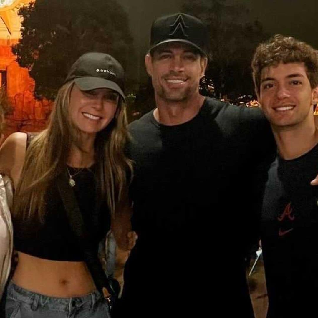 William Levy y Elizabeth Gutiérrez se divierten con sus hijos en un parque de diversiones