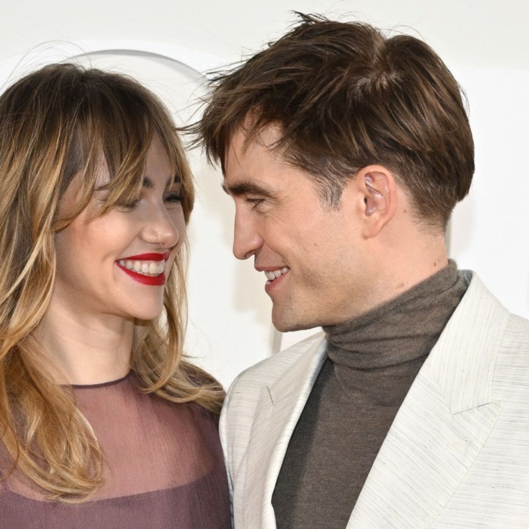 Robert Pattinson y Suki Waterhouse debutan como pareja en público tras cuatro años de relación