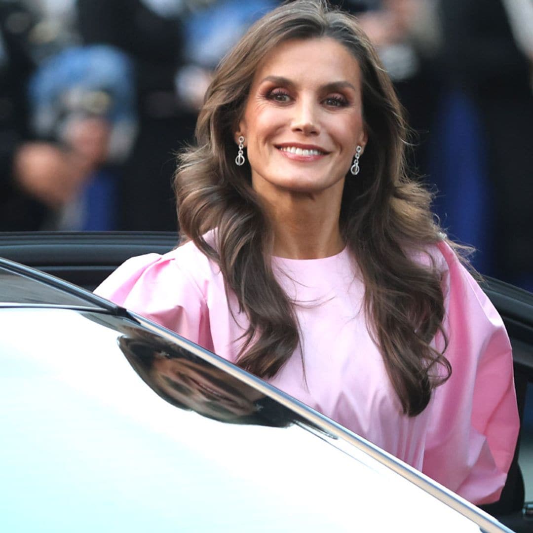 El 'glamour' de la reina Letizia en Oviedo con una blusa rosa de mangas XXL y tacones bajos