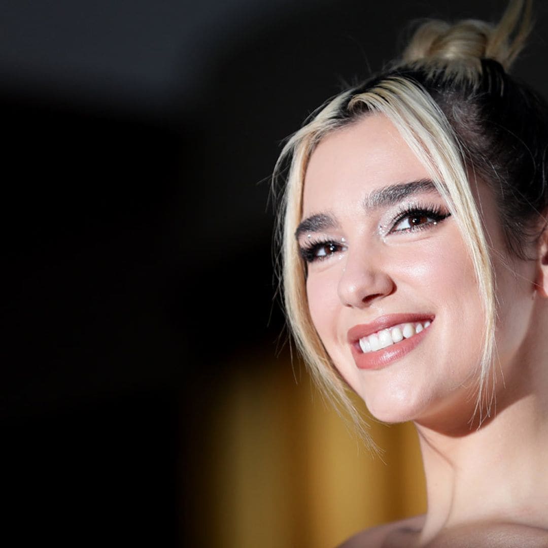 Dua Lipa sorprende con botas de cuero metalizadas en una boda donde la novia viste de rosa