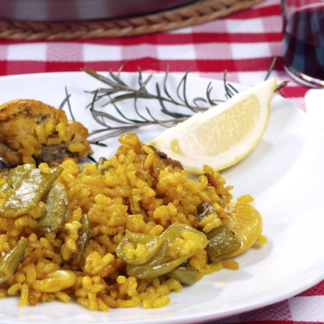 Paella valenciana de pollo y conejo