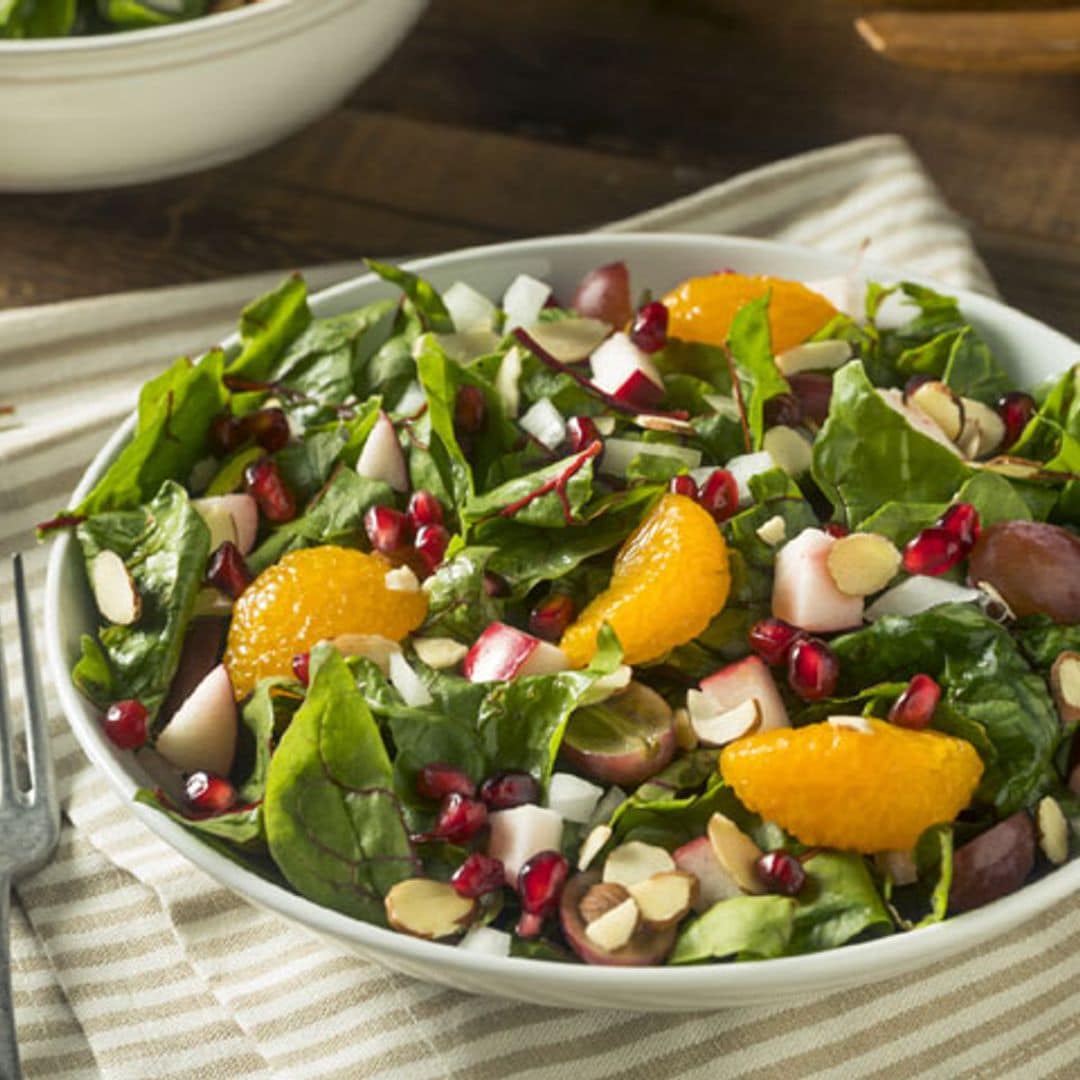 Ensalada de acelgas con almendras, naranja y manzana