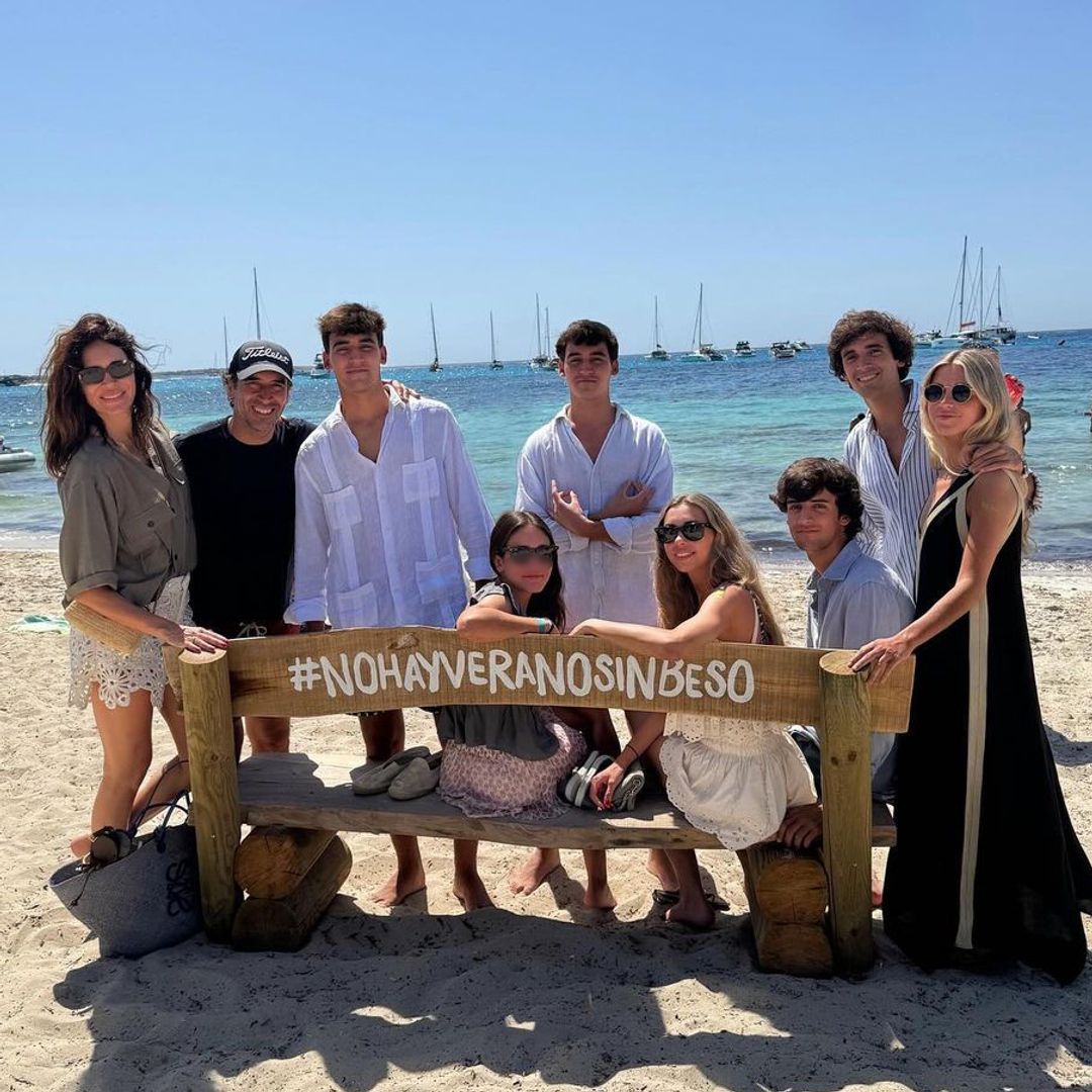Raúl González abre el álbum de su verano más viajero junto a su mujer y sus cinco hijos: de Ibiza a Noruega