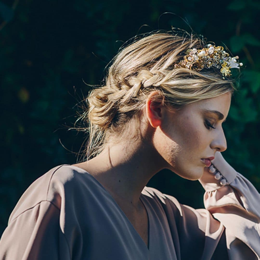 Los peinados de novia que más favorecen si vas a llevar una corona de flores son estos