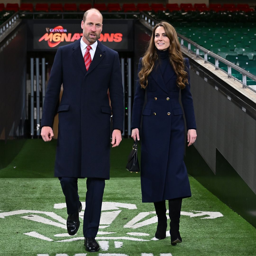 Kate Middleton, espectacular con un maxiabrigo cruzado ‘navy’ y botas para una jornada deportiva en Gales