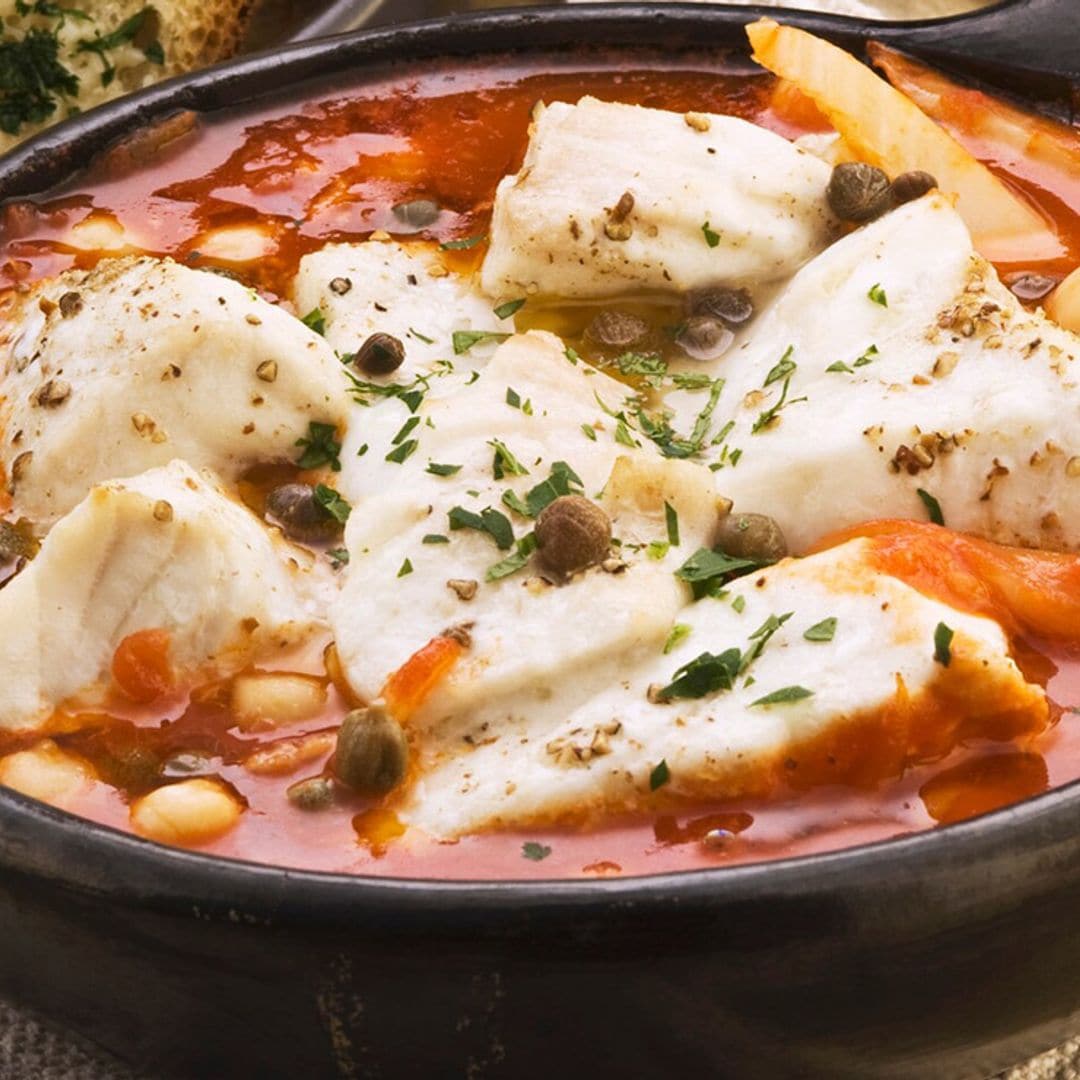 Guiso de garbanzos con tomate y pescado blanco