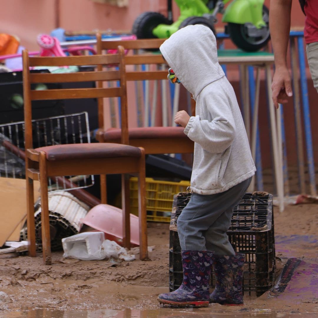 Las lágrimas del pequeño Juan, de seis años, al ver su colegio destrozado por la DANA