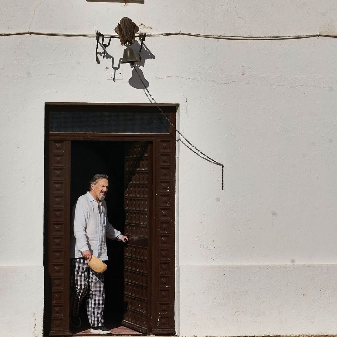 El tour de Miguel Bosé por Villa Paz, una casa llena de historia y recuerdos familiares en Cuenca