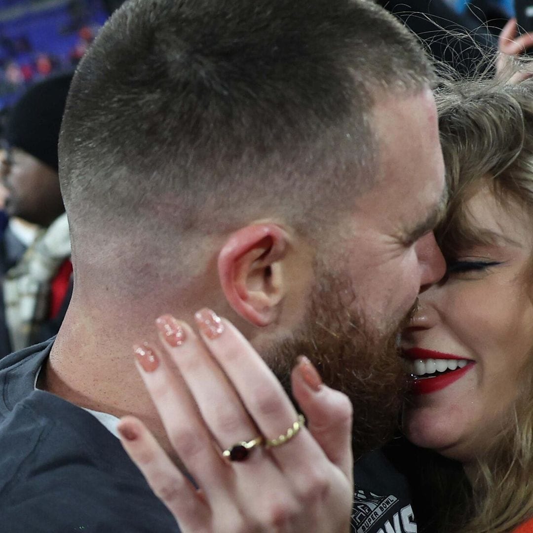 El apasionado beso de Taylor Swift y Travis Kelce para celebrar la victoria de los Chiefs