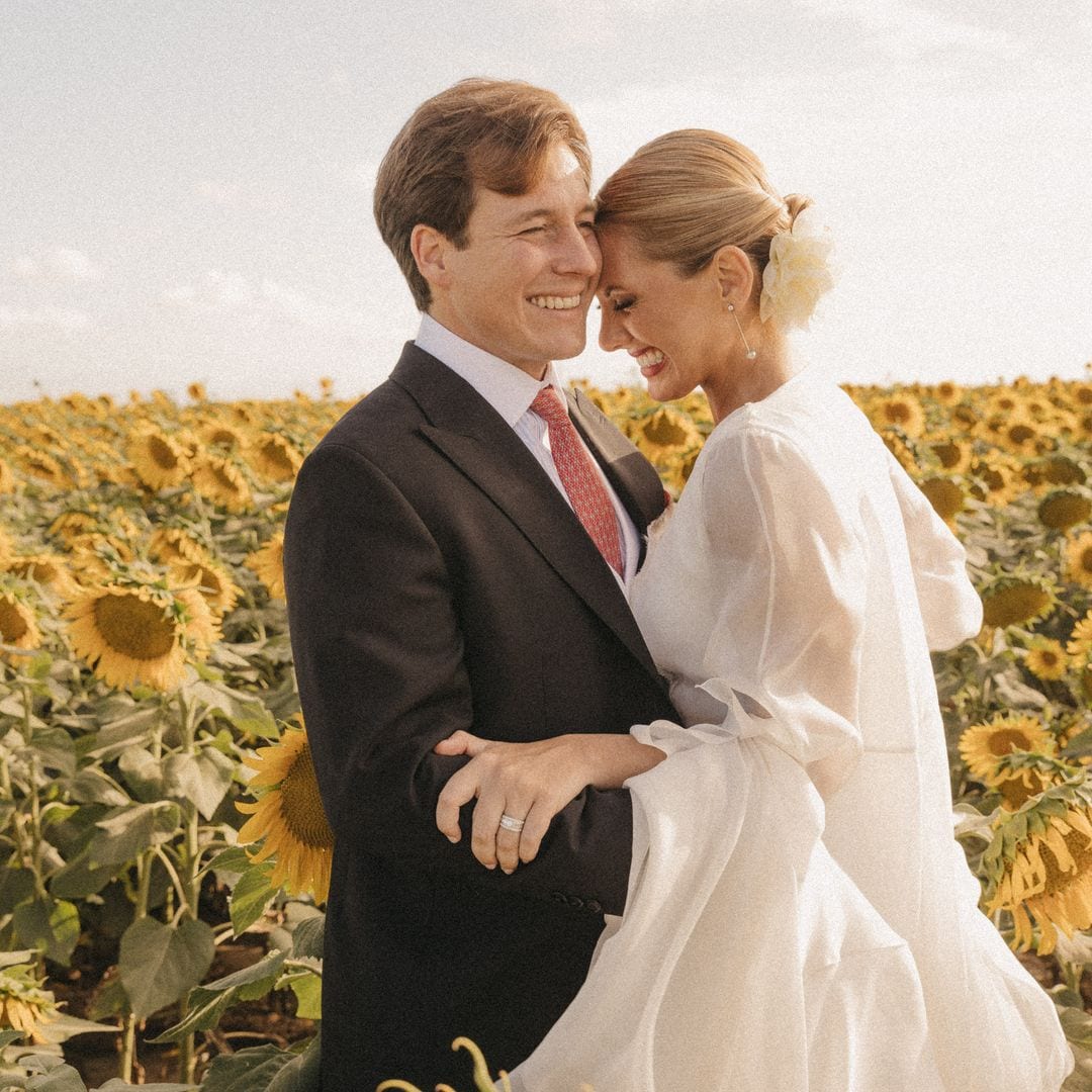 Isabel, la novia del vestido sencillo con capa de tres metros desmontable que se casó en Sevilla