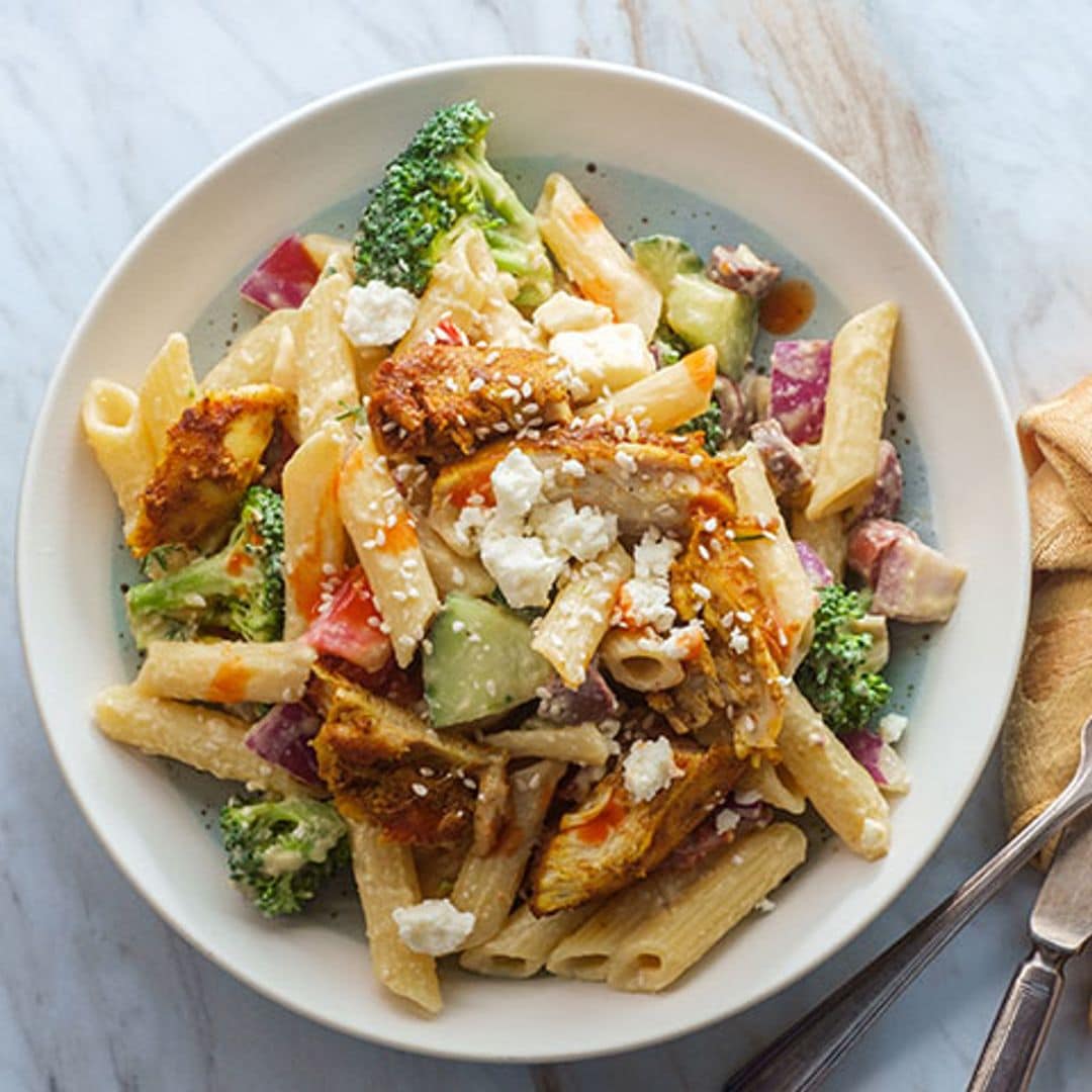 Ensalada de macarrones con pollo, brócoli y queso feta