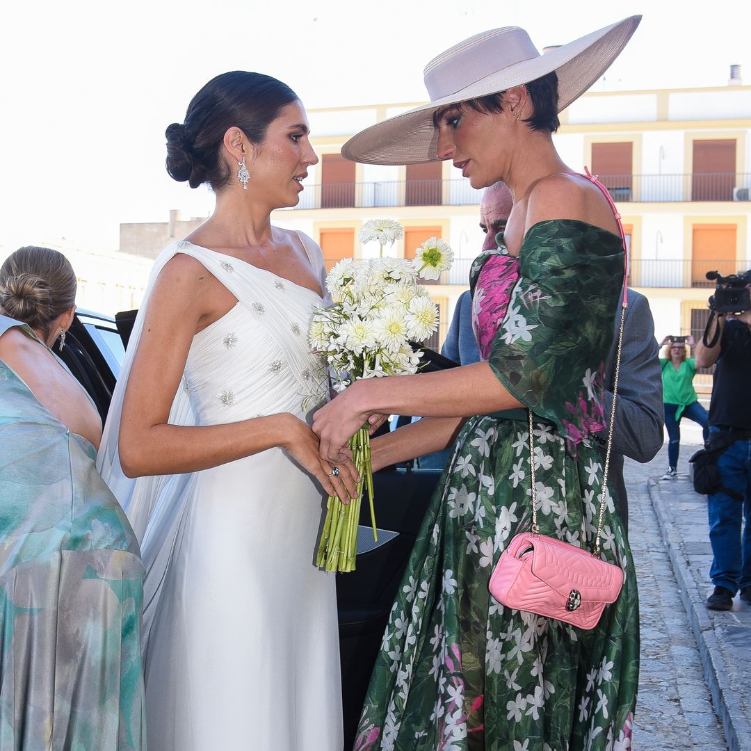 Las hermanas de la novia, protagonistas de las imágenes más familiares, junto a sus hijos, actuales parejas y exparejas