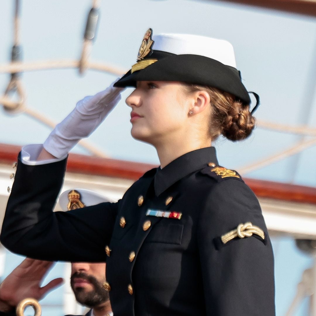 La princesa Leonor embarca en 'Elcano' antes de su partida del puerto de Cádiz