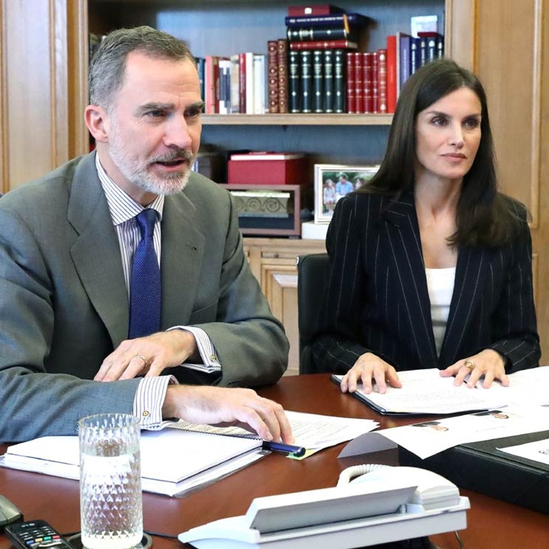 El truco que nunca falta en las videoconferencias de don Felipe y doña Letizia