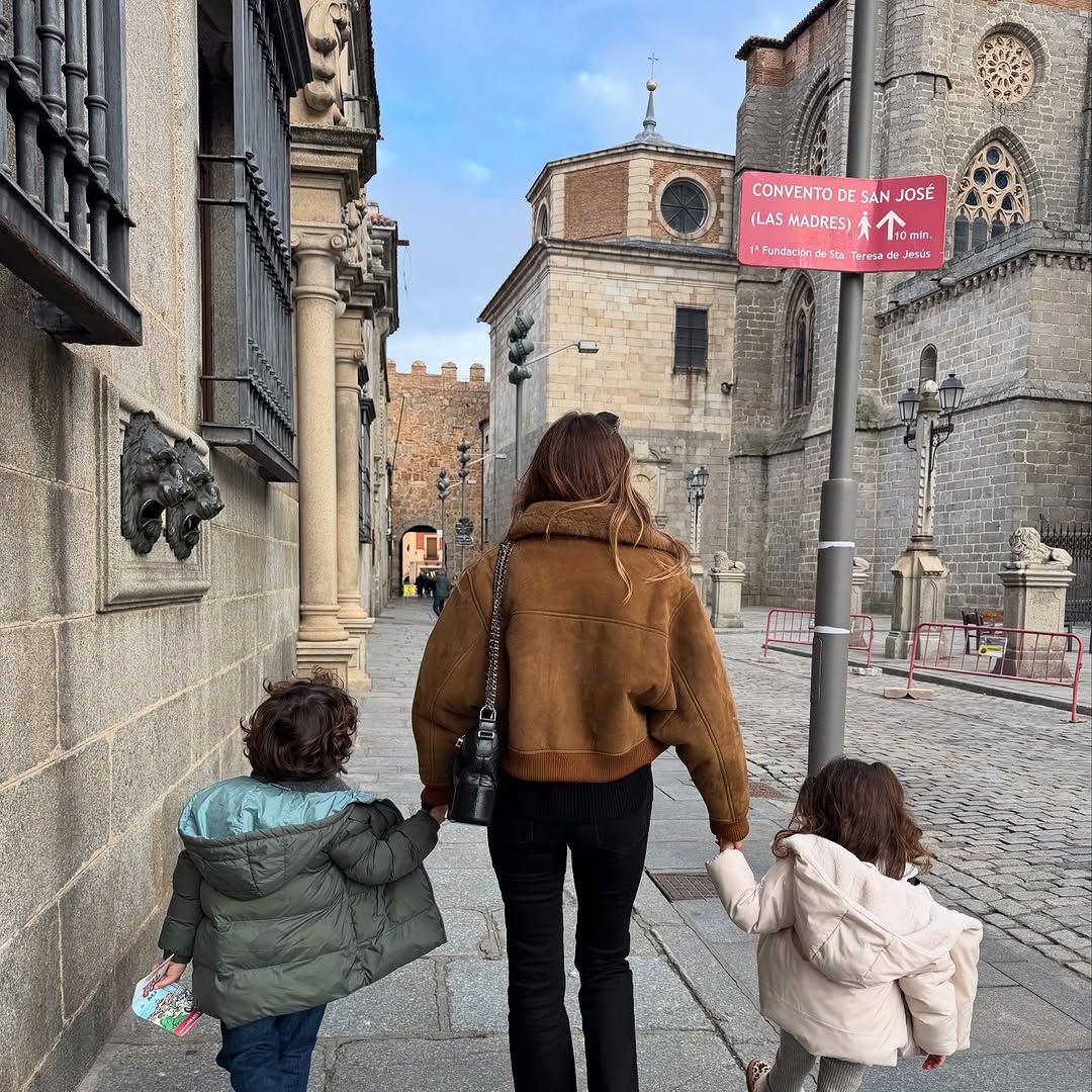 Rosanna Zanetti y sus hijos caminan por la plaza de la Catedral.