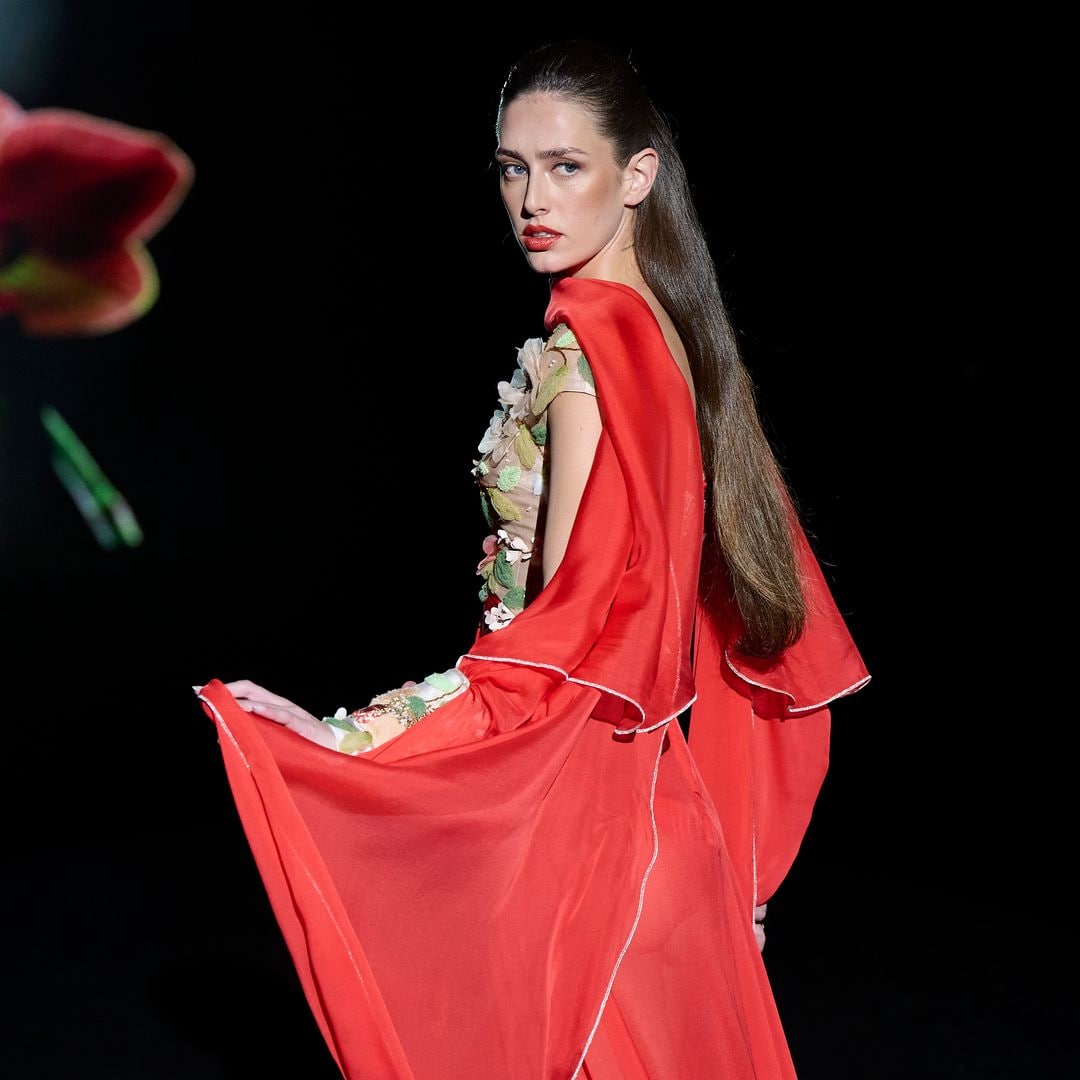 Hannibal Laguna deslumbra en la MBFWM con 'PETALSCAPE', una oda a la feminidad etérea