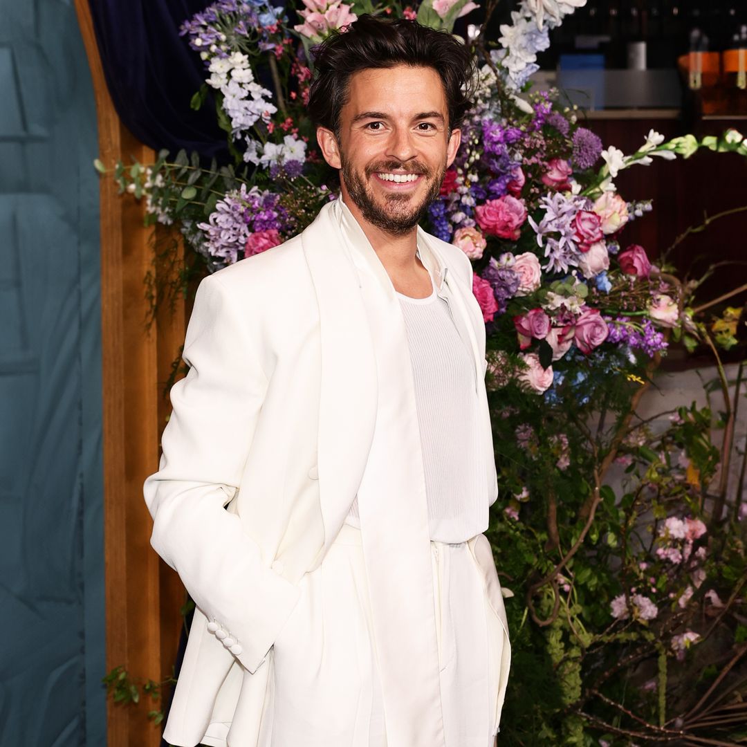 El estilo de Jonathan Bailey: conoce al actor de 'Wicked' y 'Los Bridgerton' a través de sus looks