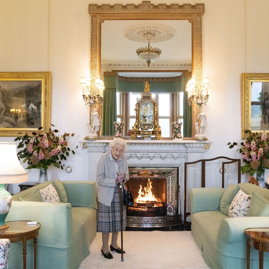 La reina Isabel II en su residencia de verano de Balmoral, Escocia.