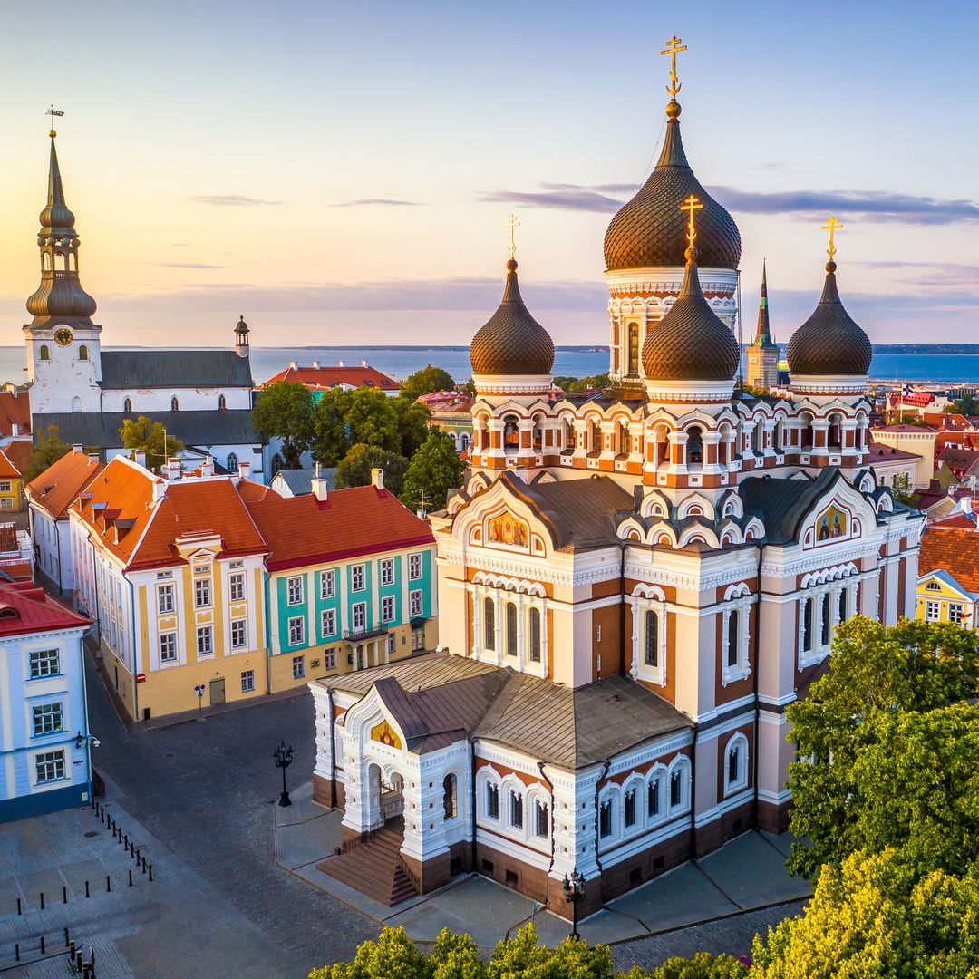 Catedral ortodoxa Alexander Nevsky al atardecer, en la colina de Toompea, Tallin, Estonia