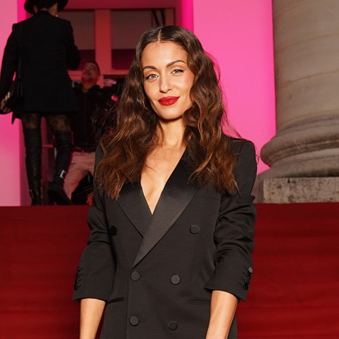 Hiba Abouk reinventa la elegancia del negro en sus últimos conjuntos de invitada en París