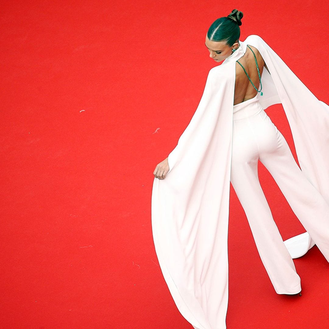 Josephine Skriver lleva en Cannes el look que te conquistará si te casas por lo civil