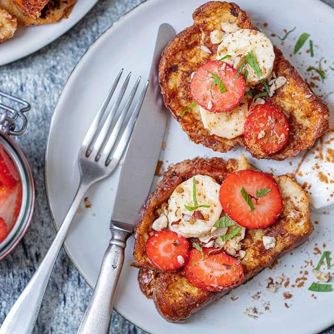 Torrijas de brioche con fresas y plátano