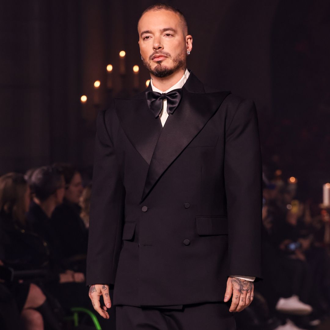 J Balvin y Valentina Ferrer sorprenden sobre la pasarela de Willy Chavarria en París