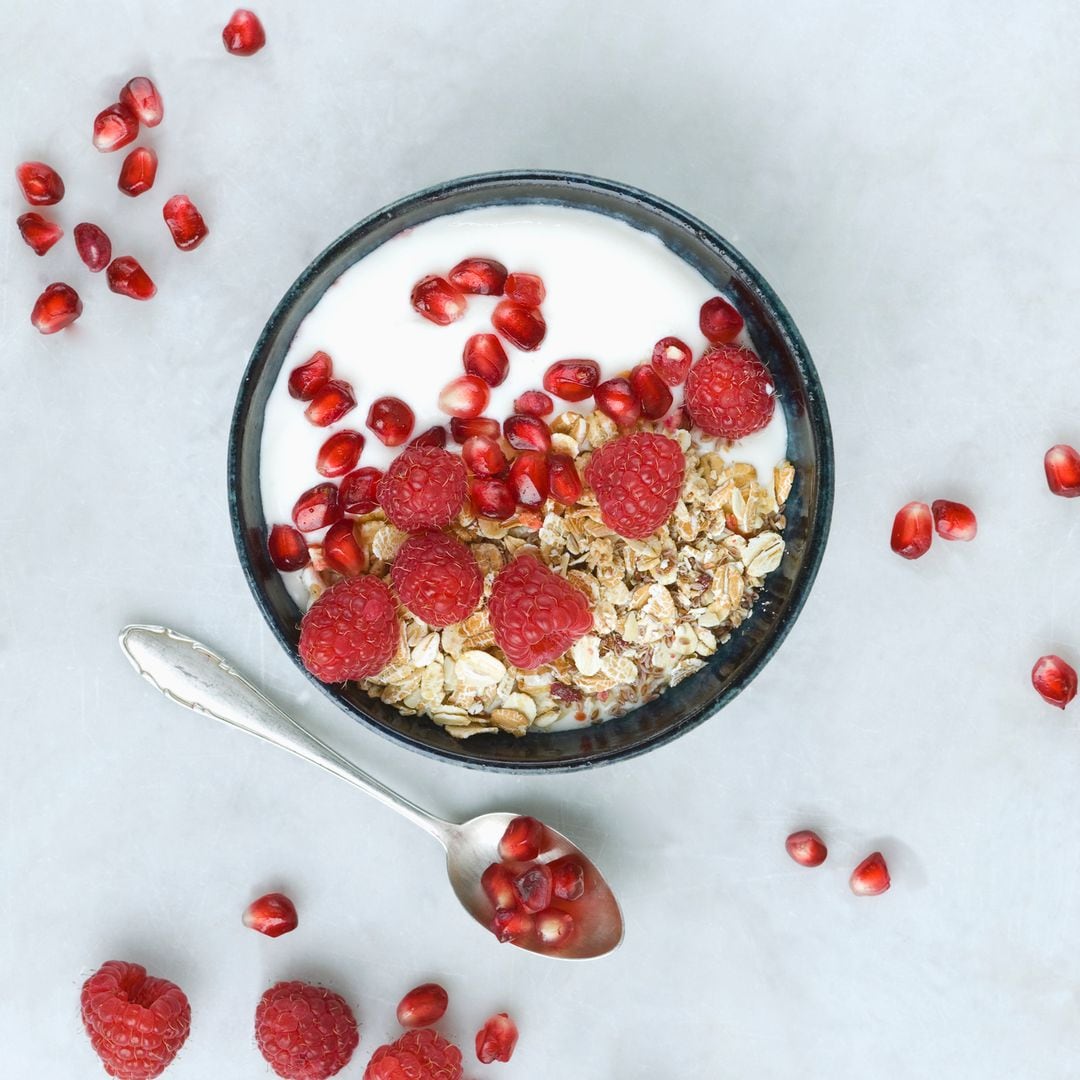 Cuenco de yogur natural con frutos rojos y muesli