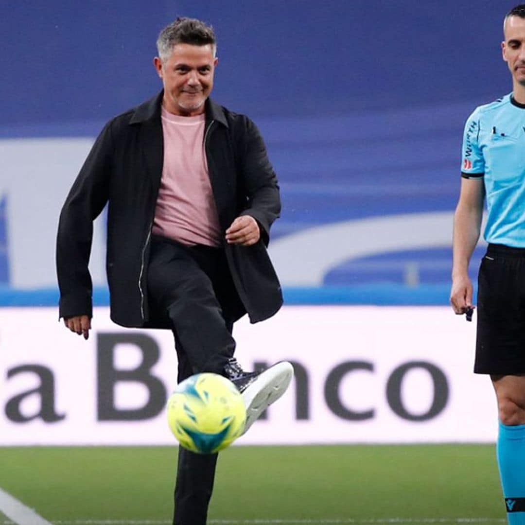 La emoción de Alejandro Sanz al hacer el saque de honor en el Bernabeu ante una orgullosa Rachel Valdés