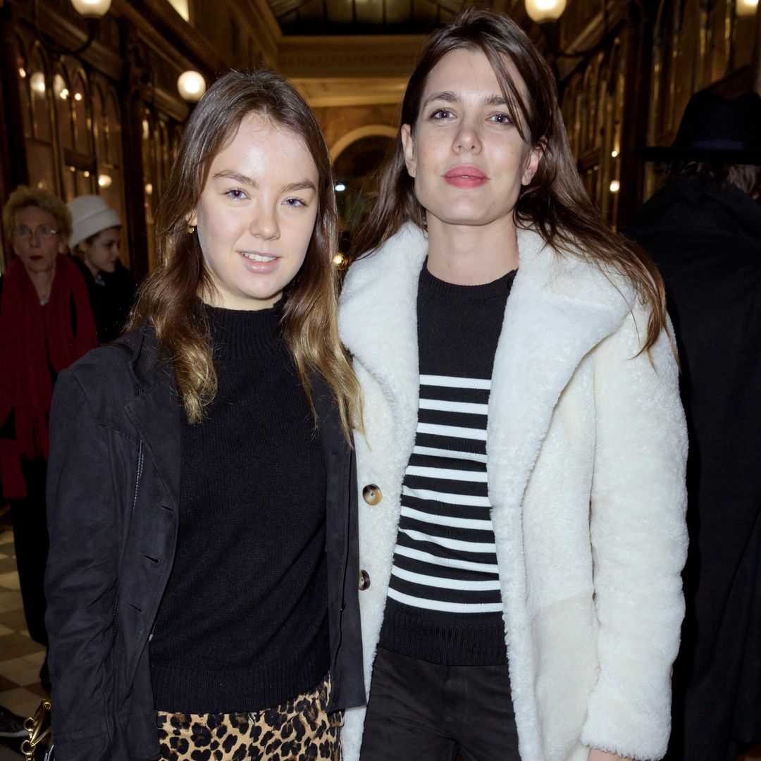 El premio que ha recibido Carlota Casiraghi de manos de hermana y arropada por su familia