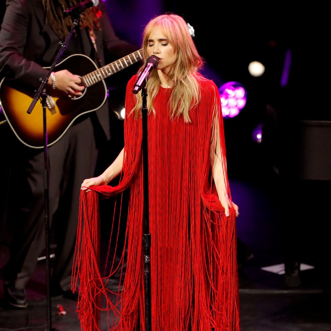 ¿Vestir de rojo en clave ‘boho chic’? Suki Waterhouse revela las claves con un doble look de gala en Nueva York