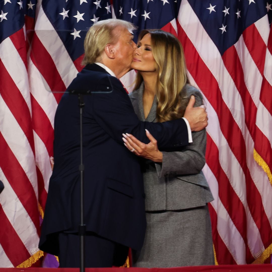 El beso de la victoria: Melania Trump acompaña a Donald Trump en su discurso tras ganar la elección