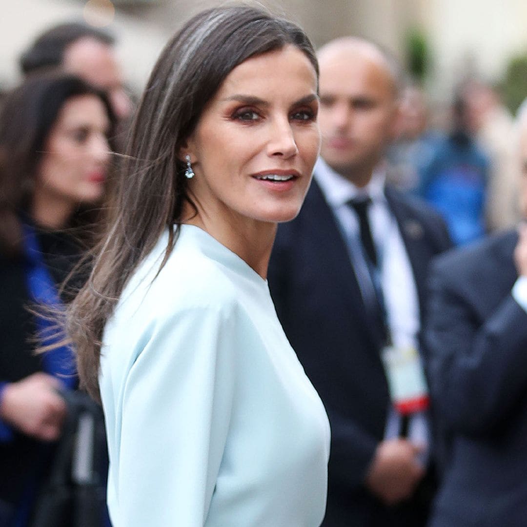 La reina Letizia renueva su vestido almeriense con pendientes de Leonor y accesorios 'animal print'